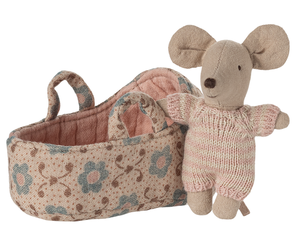 Baby mouse in carry cot | Rose